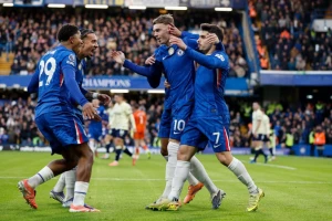 Flašica sa vodom poletela ka Vilinoj klupi, Čelsi pokrenuo istragu